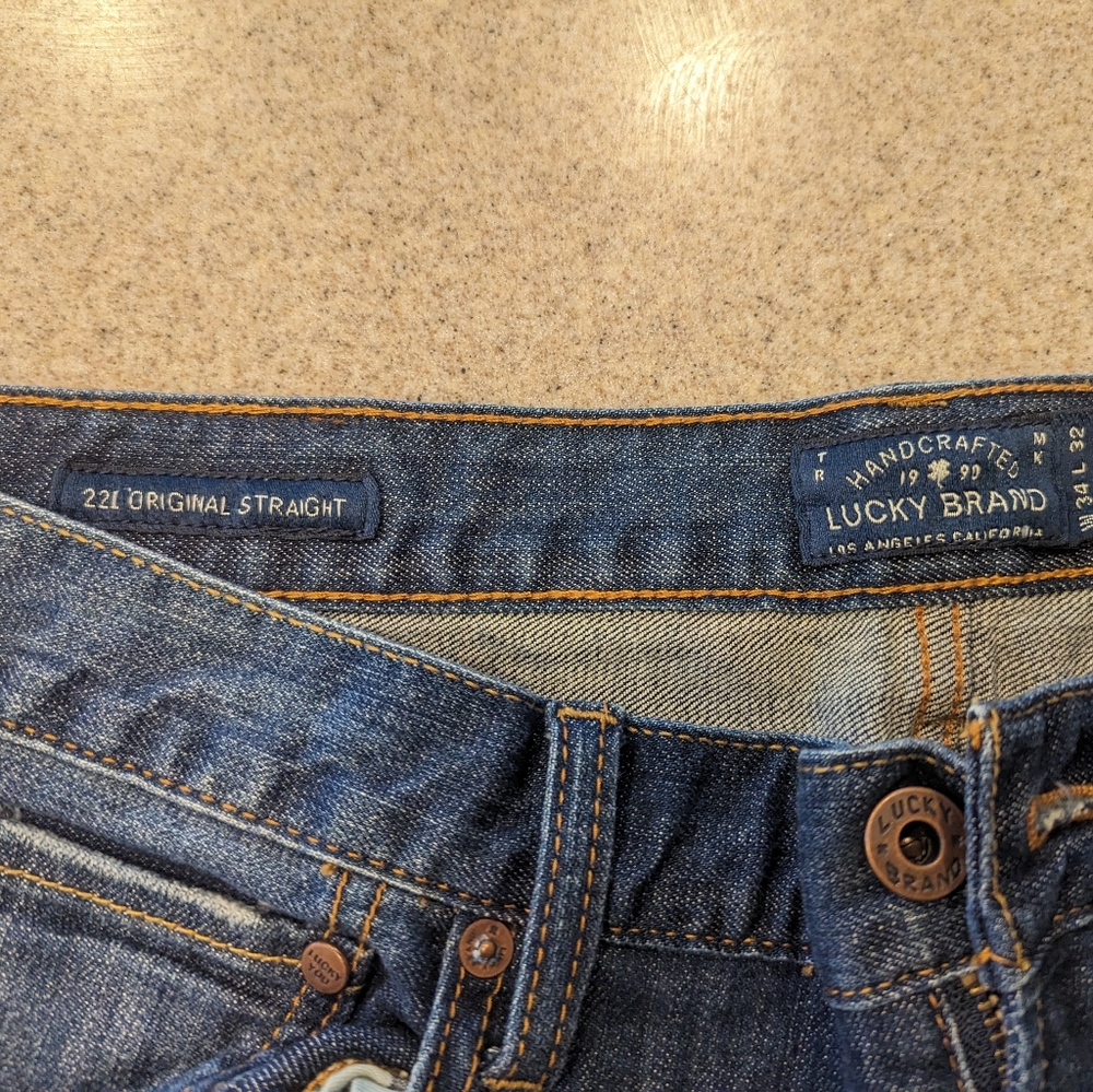 Lucky brand 34x32 221 straight jeans